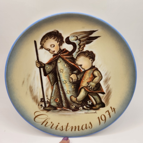 Vintage "The Guardian Angel" by Sister Bertha Hummel Christmas Plate 174 - Picture 1 of 3